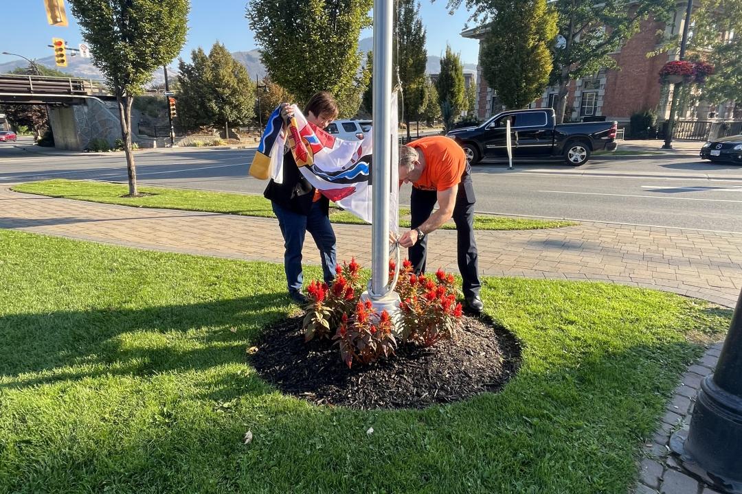 Raising the Tk’emlúps te Secwépemc Flag at City Hall