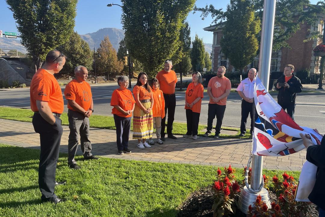 Raising the Tk’emlúps te Secwépemc Flag at City Hall