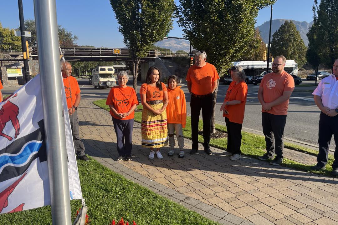 Raising the Tk’emlúps te Secwépemc Flag at City Hall