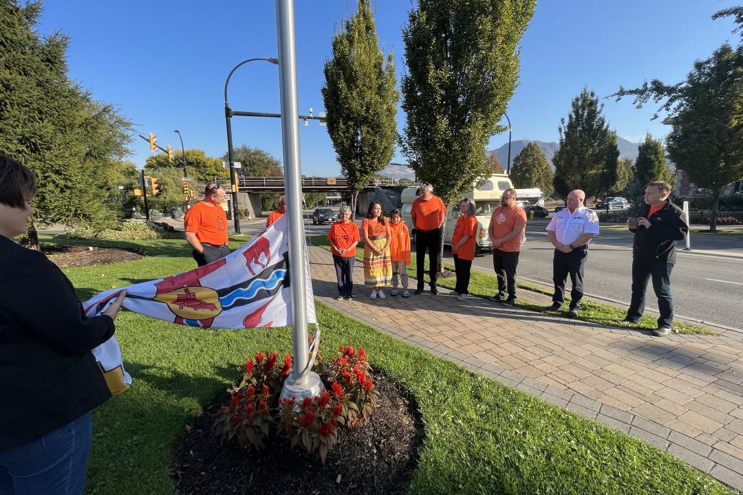 Raising the Tk’emlúps te Secwépemc Flag at City Hall