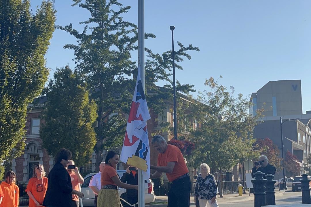 Raising the Tk’emlúps te Secwépemc Flag at City Hall