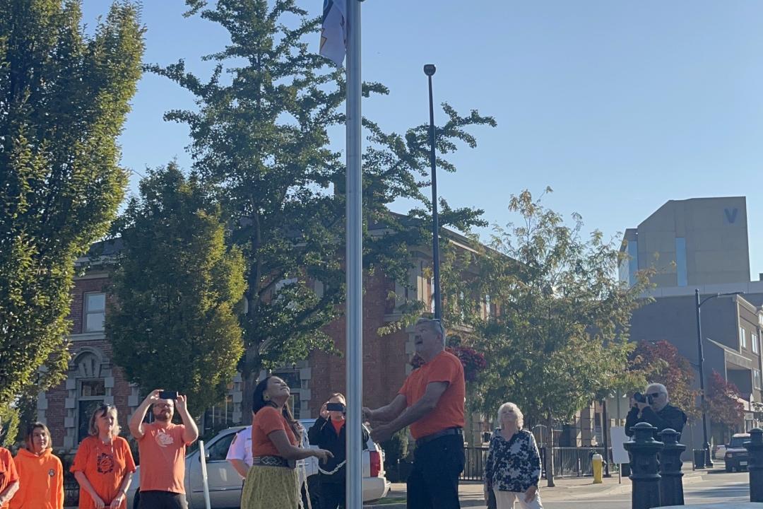 Raising the Tk’emlúps te Secwépemc Flag at City Hall