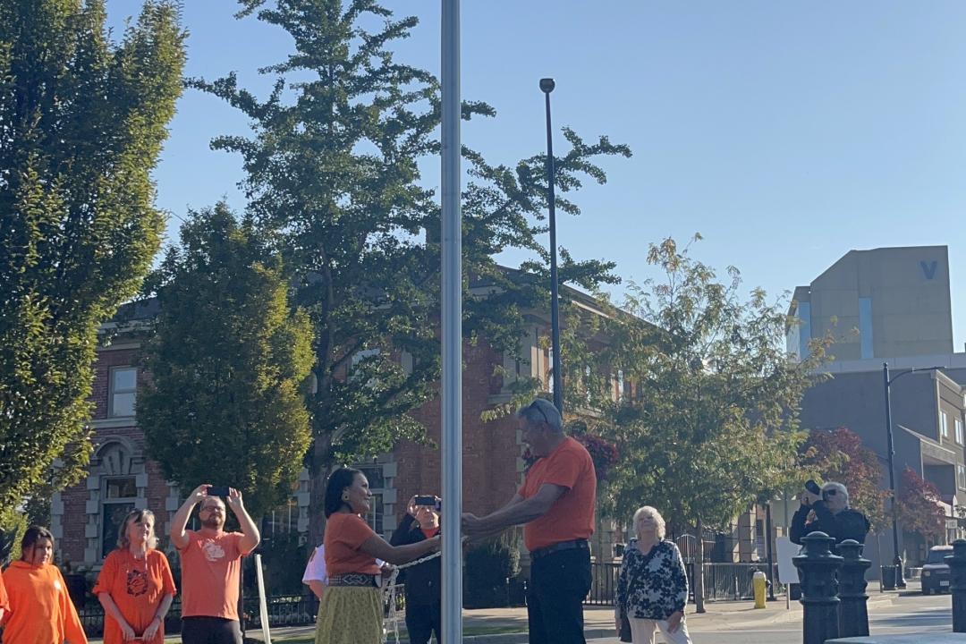 Raising the Tk’emlúps te Secwépemc Flag at City Hall