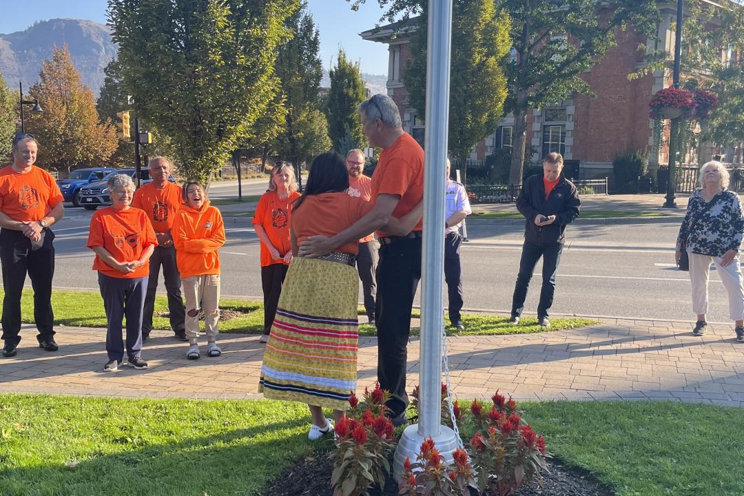 Raising the Tk’emlúps te Secwépemc Flag at City Hall