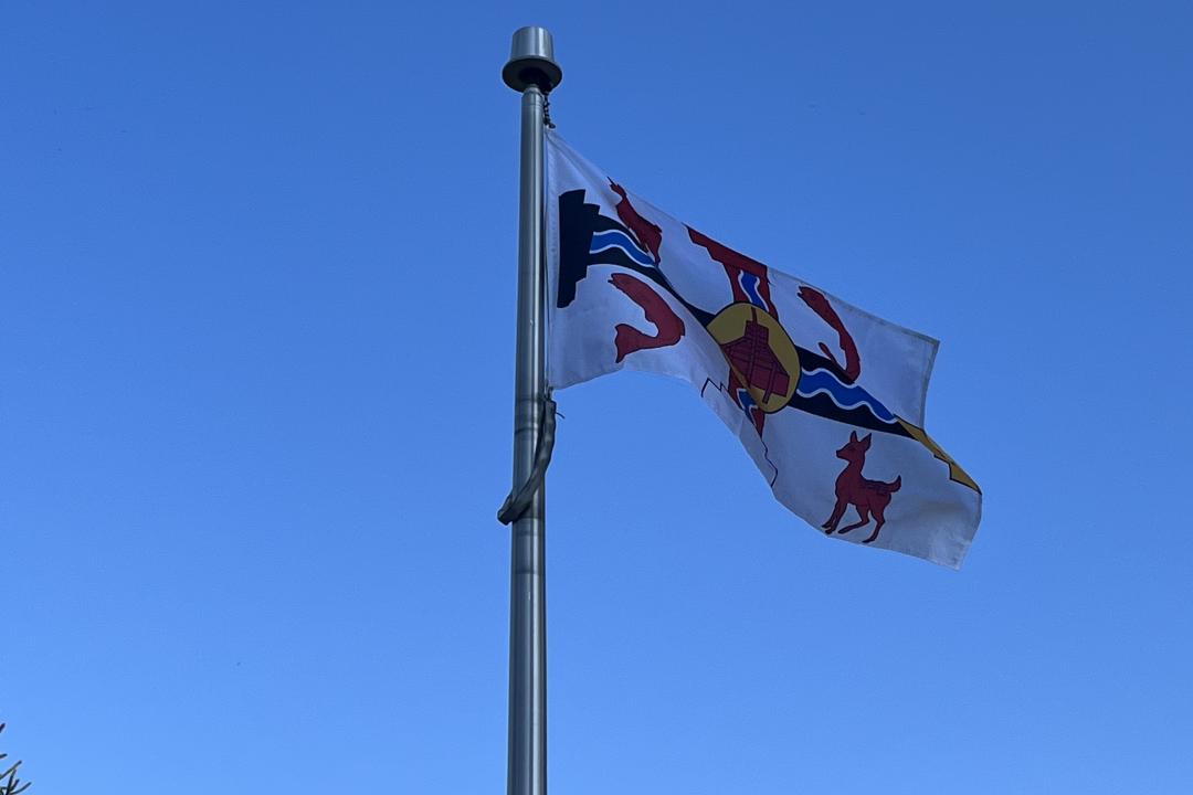 Raising the Tk’emlúps te Secwépemc Flag at City Hall